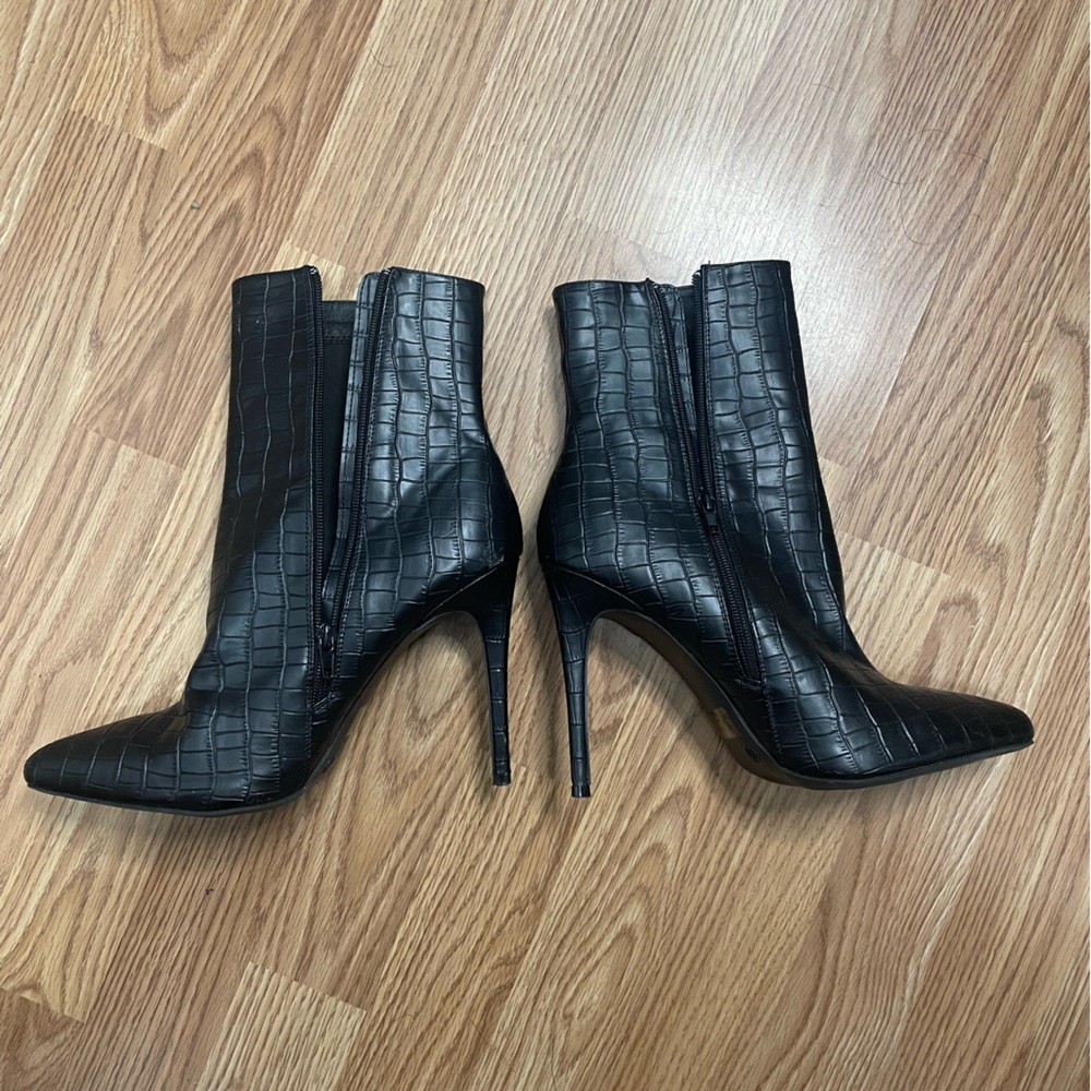 BLACK HEEL BOOTS